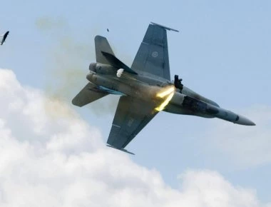 Βίντεο: Όταν CF-18 της καναδικής Αεροπορίας συνετρίβη κατά τη διάρκεια επίδειξης